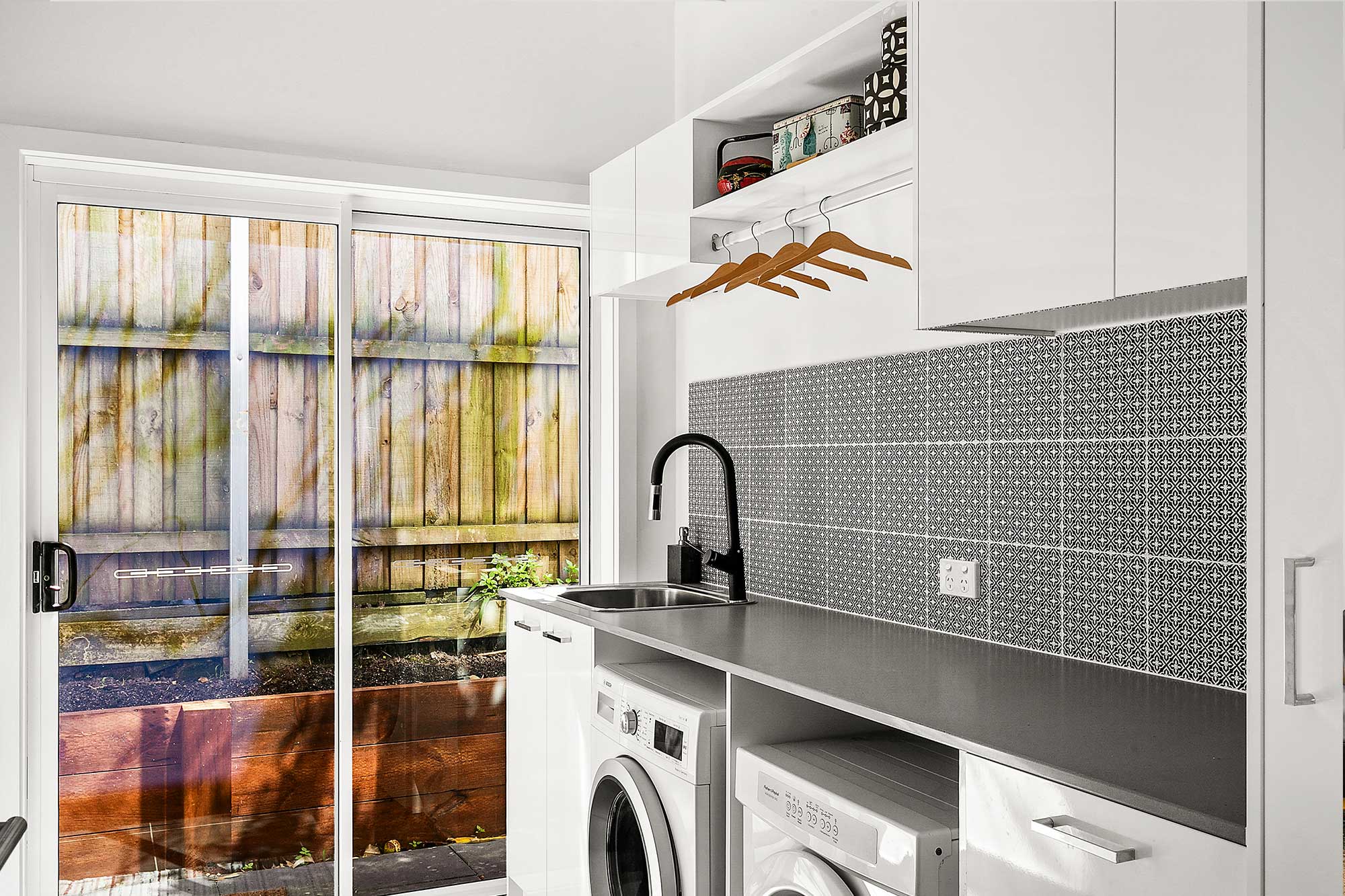 hallandhart-H0010-2000-020