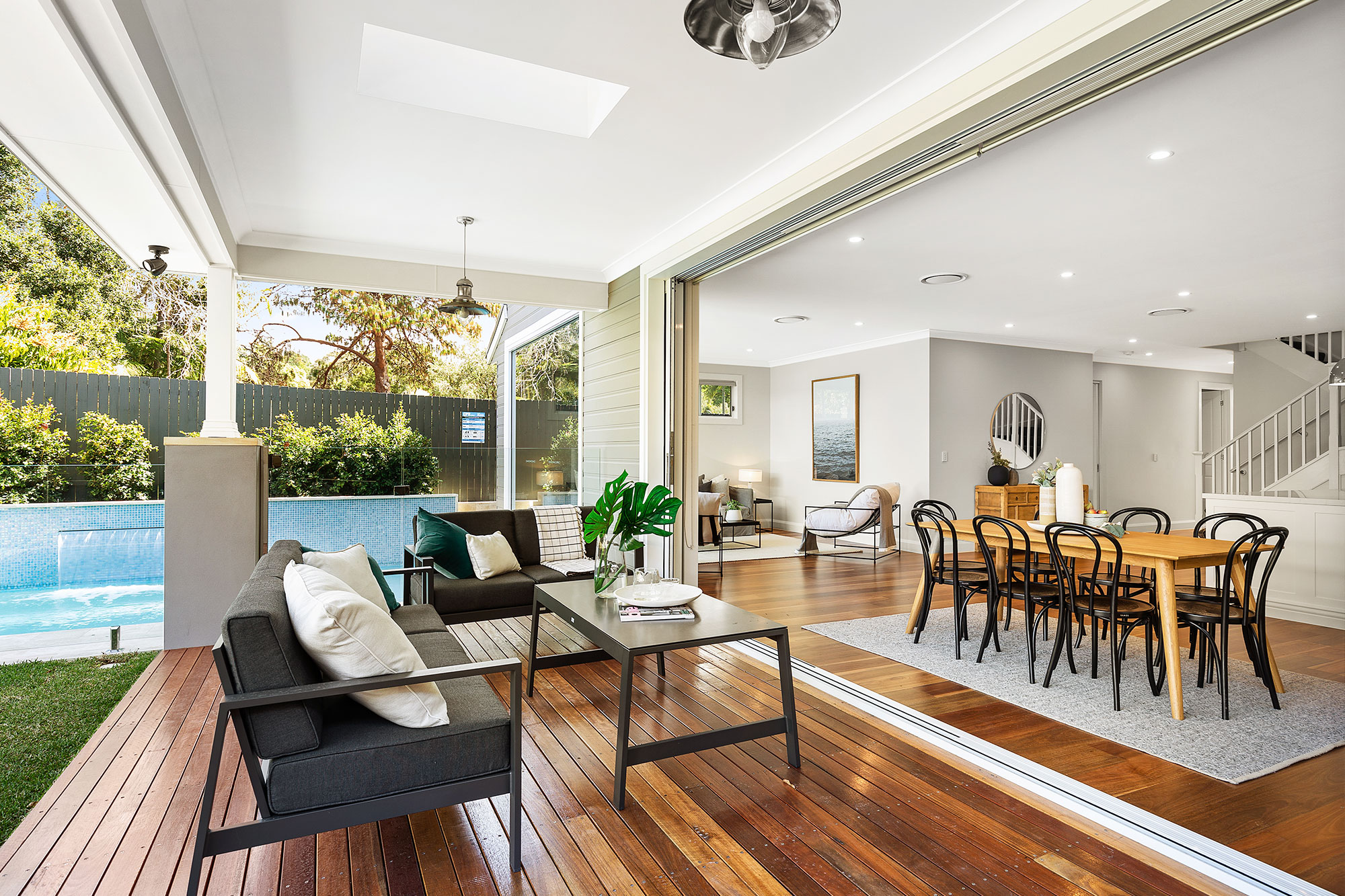 hallandhart-H0113-2000-004