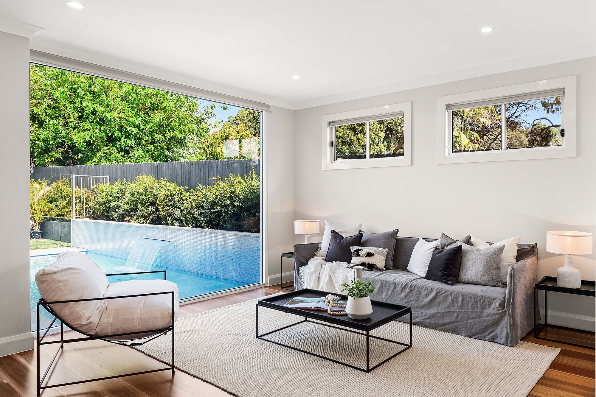 hallandhart-H0113-2000-006