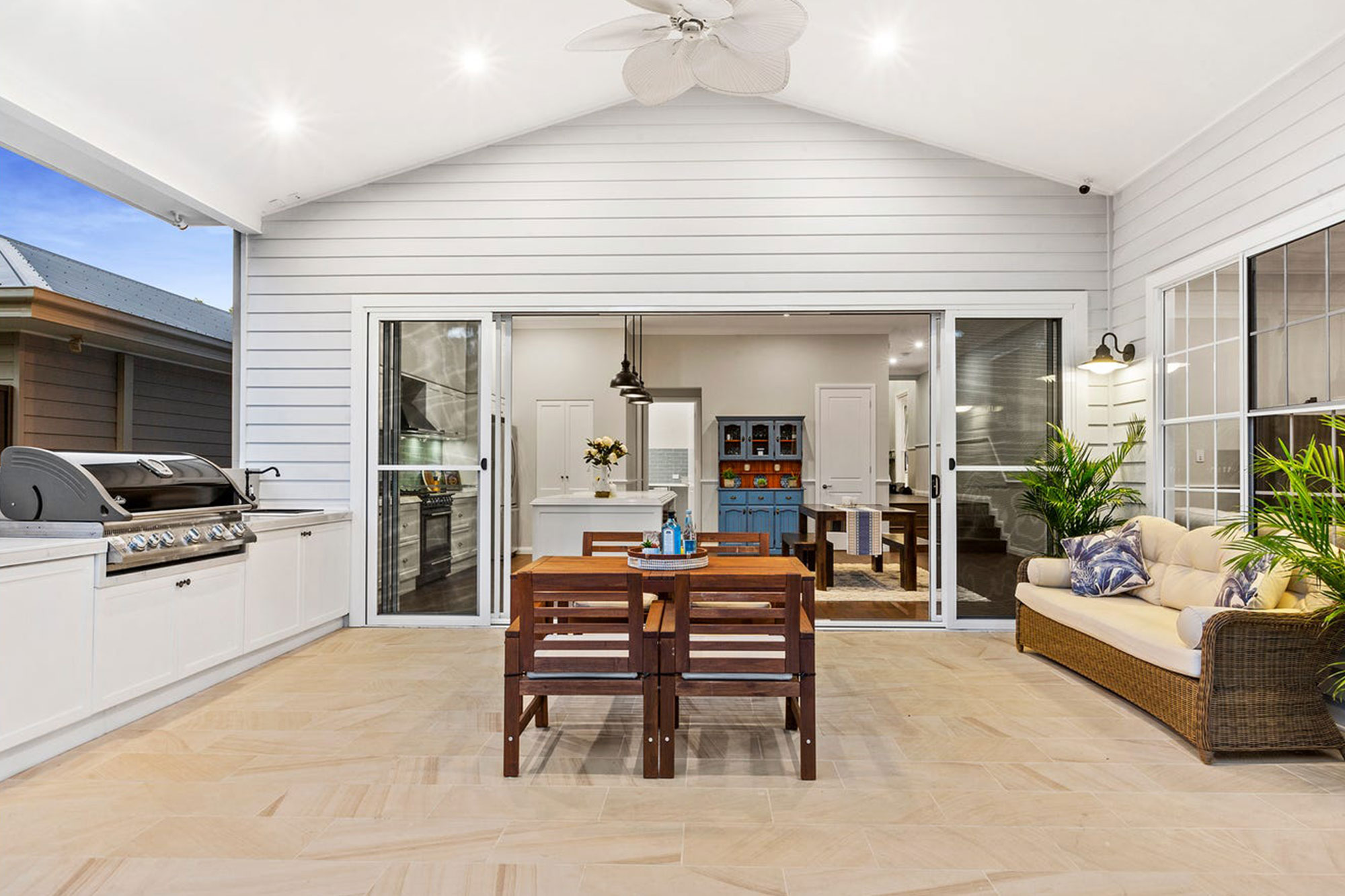 hallandhart-H0232-2000-040